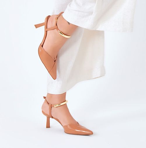 Scarpin Aberto De Salto Alto Taça com Bico Fino Decote em V e Tira com Detalhe em Metal Dourado no Tornozelo Feminino Milano Caramelo 14095