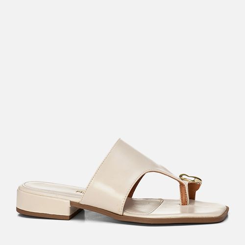 Sandália Tamanco Aberto Salto Bloco Baixo Bico Quadrado e Tiras Larga com Detalhe em Peça Orgânica Metalizada Cromada Feminino Milano Off White 14129