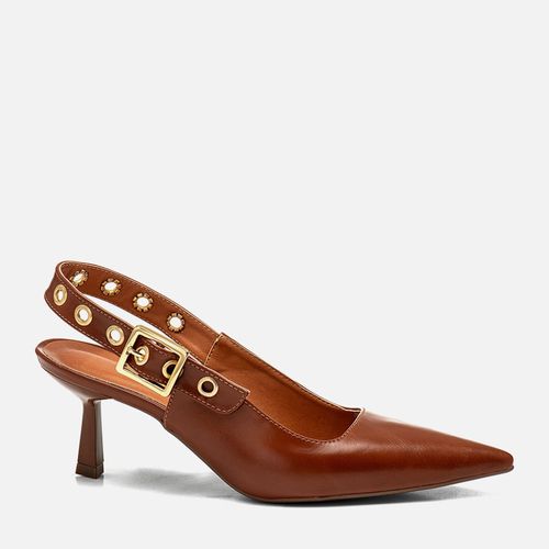 Scarpin Aberto com Salto Médio Taça Bico Fino e Tira Slingback com Aplicação de Metais Dourados em Rebite e Maxi Fivela Feminino Milano Caramelo 14071