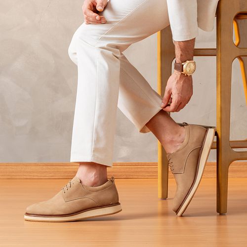 Sapato Casual Derby Esporte Fino com Amarração Feito em Couro Nobuk Selaria Solado Tricolor Anatômico Masculino Milano Areia 13951